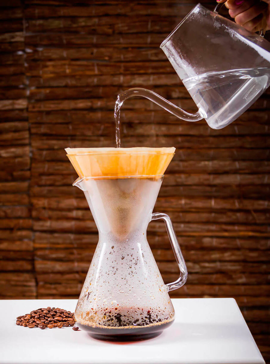 Se puede poner leche en la cafetera en lugar de agua para hacer café?