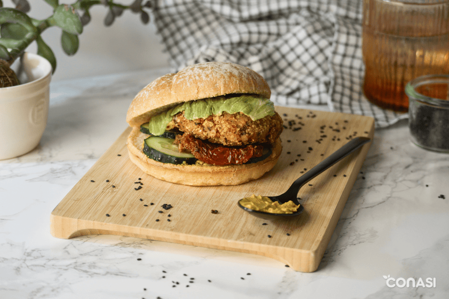 hamburguesa de alubias pintas servida entre panes y con aderezos